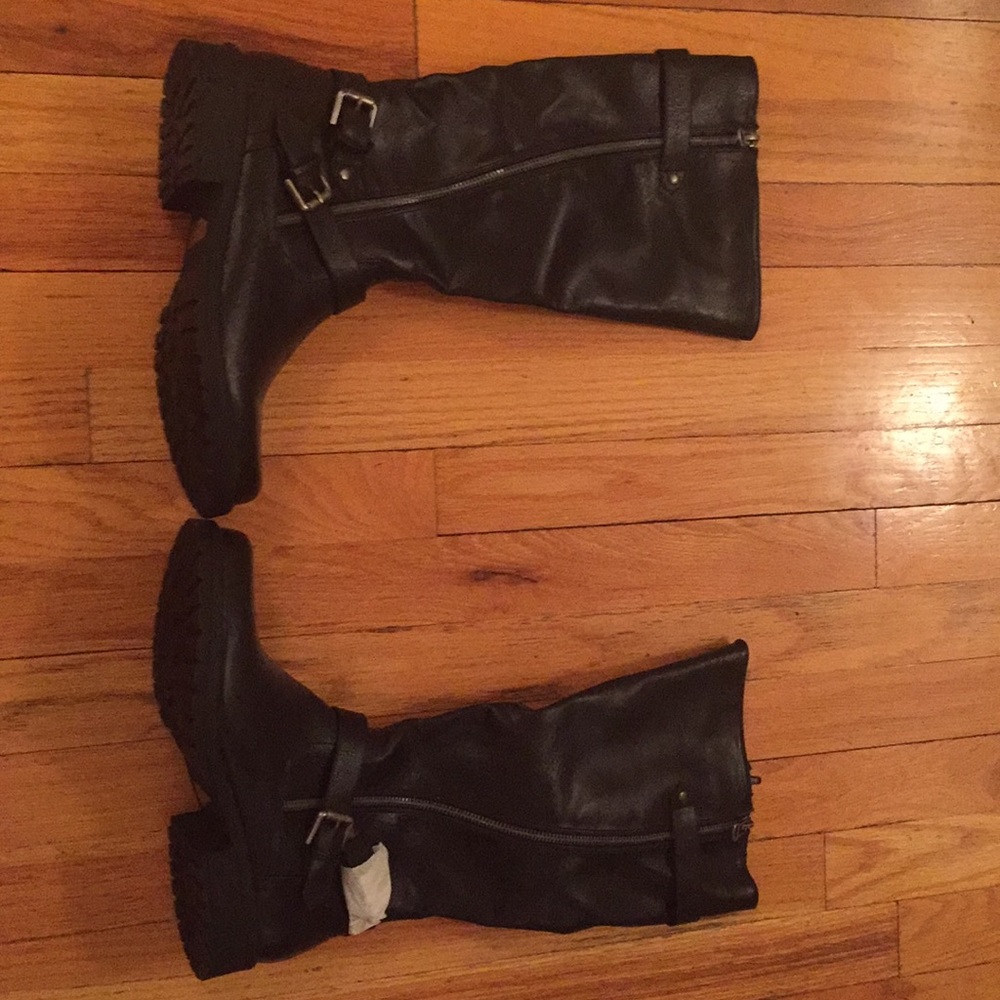 I am selling black zip up boots.